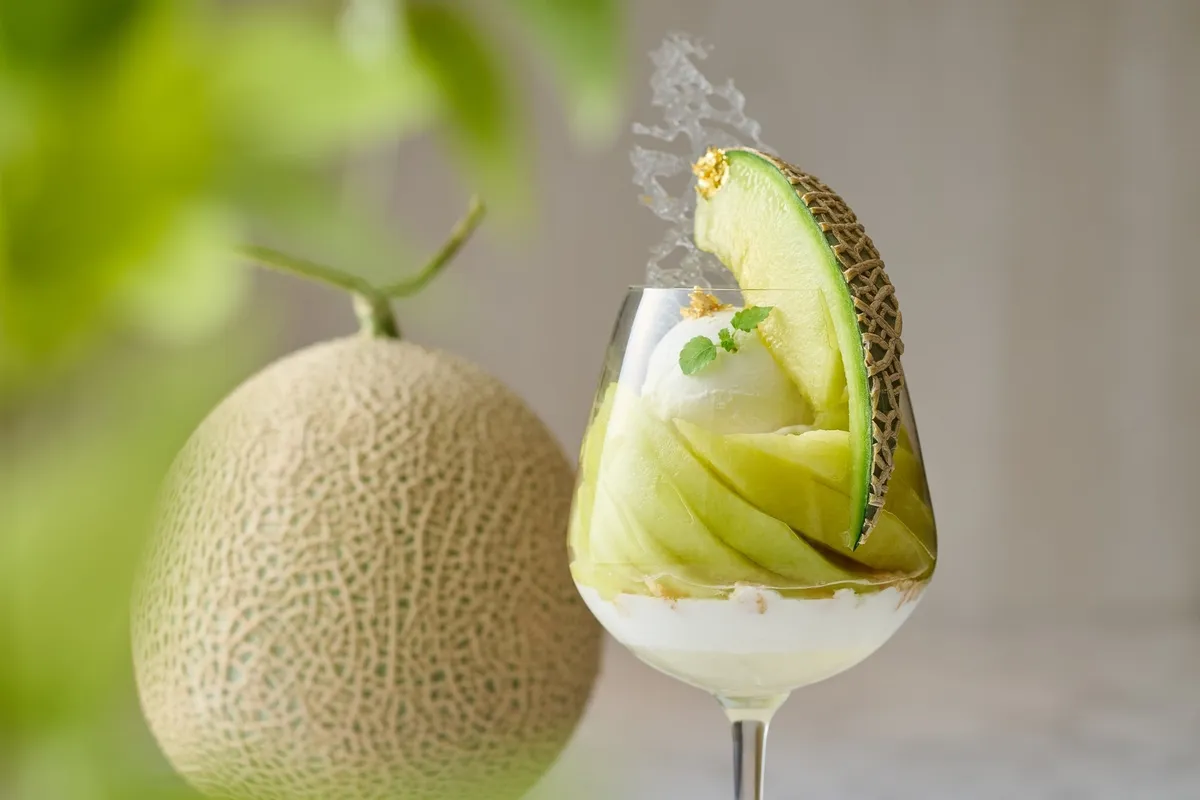 大玉のアールスメロンを贅沢に使用した京酒粕のメロンパフェ