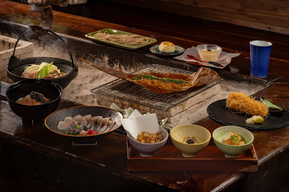 囲炉裏で楽しむチョウザメ会席の様子