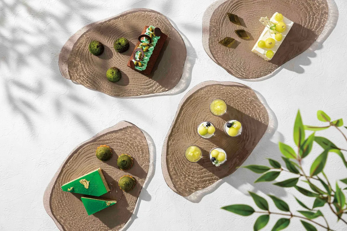 メロンと抹茶のスイーツが並ぶビュッフェテーブル