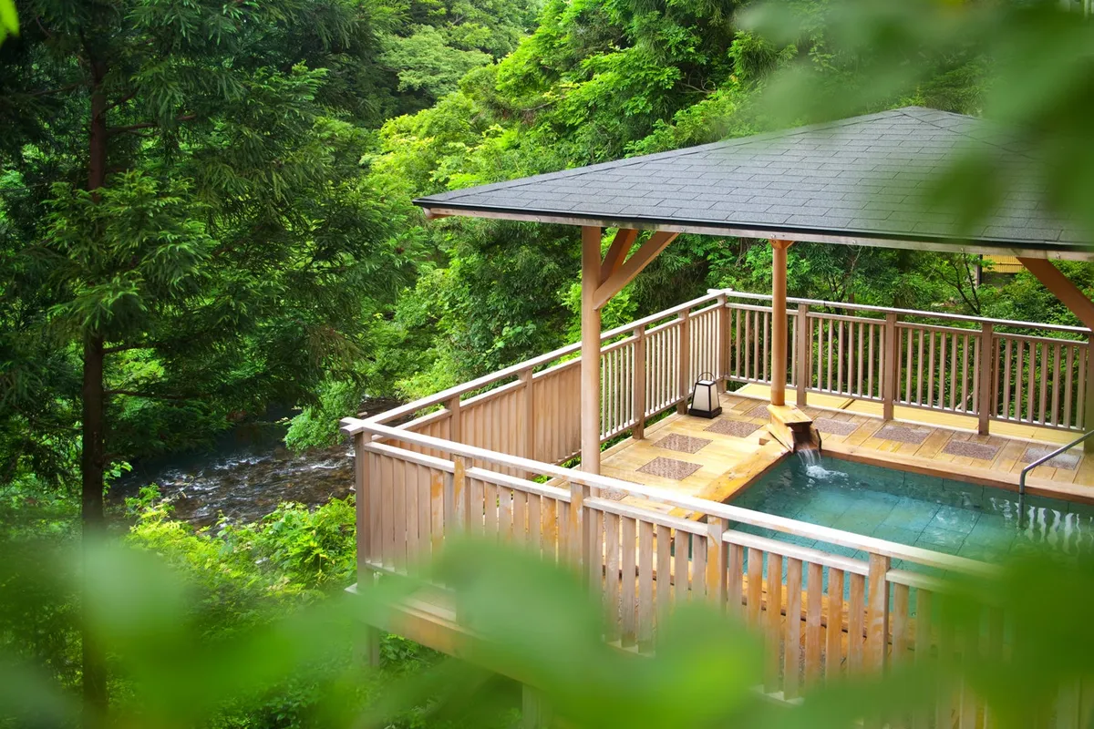 渓流を望む開放的な露天風呂