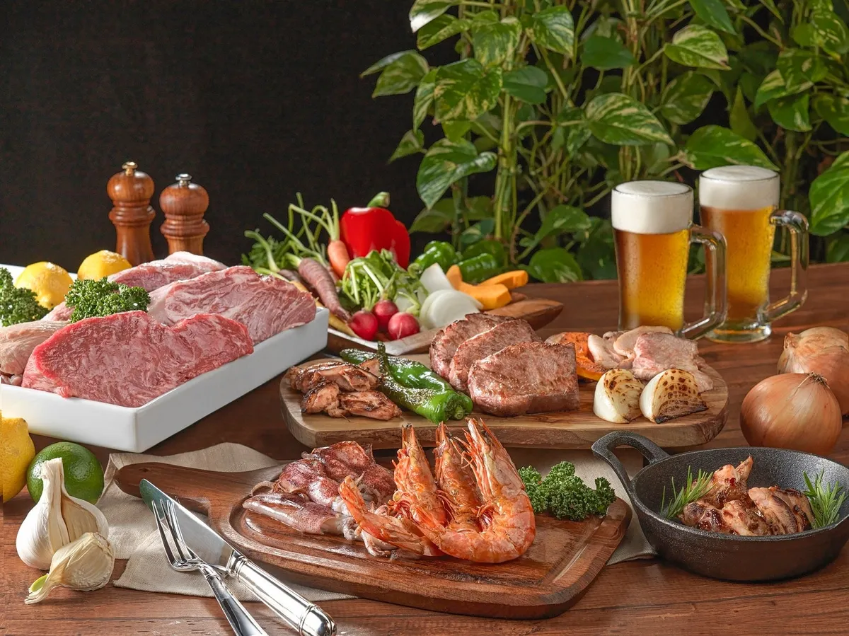 淡路牛や海鮮が並ぶ豪華なバーベキューセット