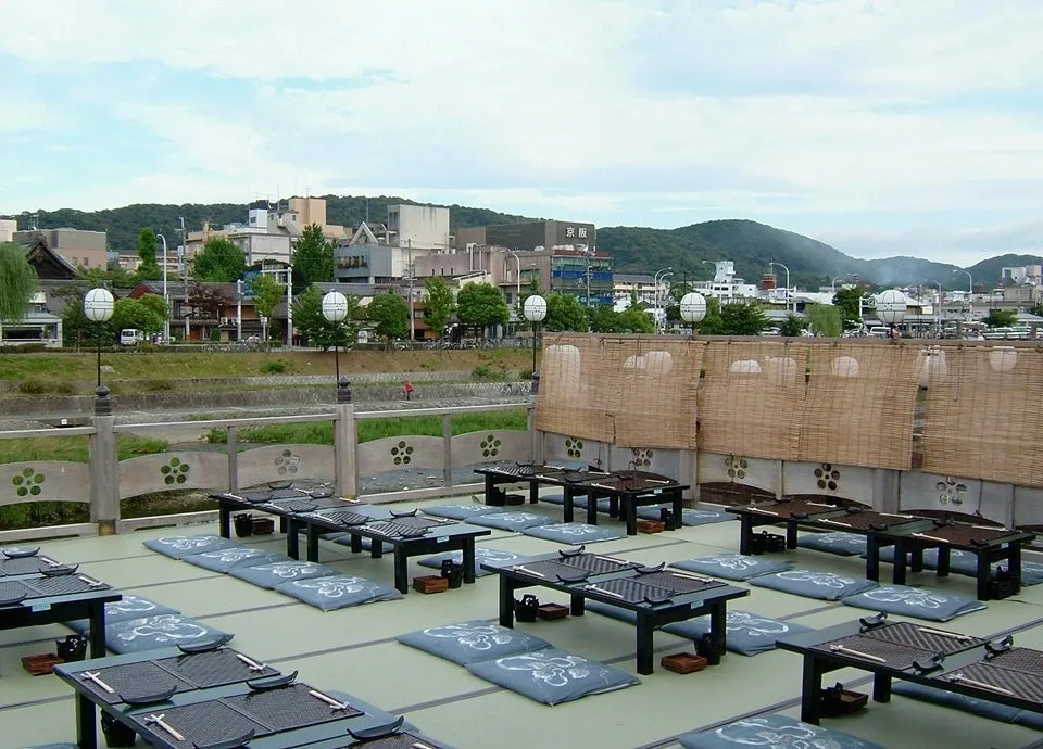 鴨川のせせらぎと山々を望む開放的な「梅むら」の納涼床席