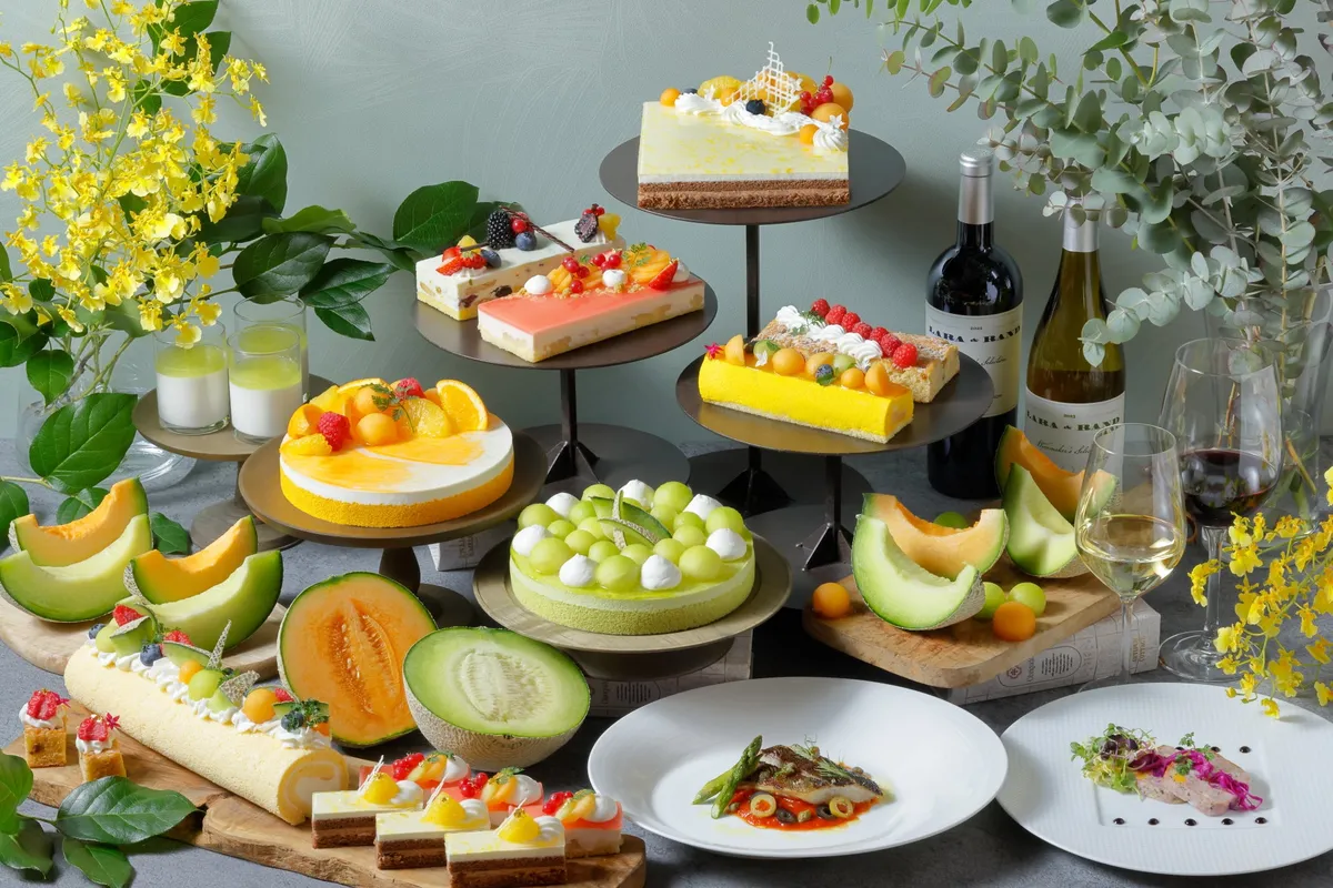 メロンを贅沢に使用したデザートブッフェの全景イメージ