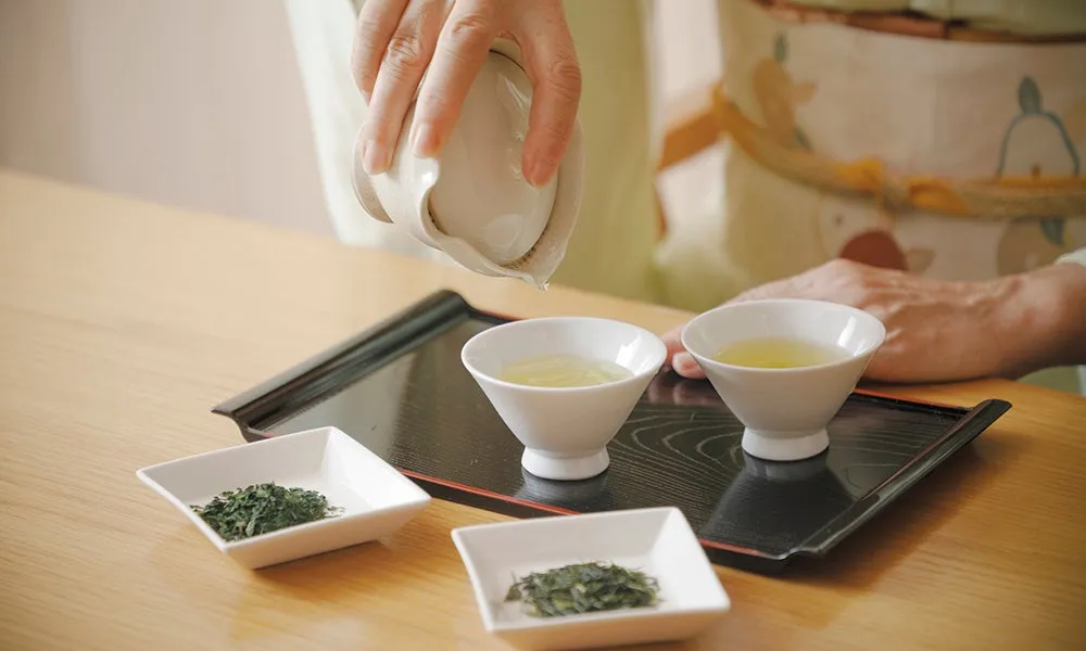 丁寧に淹れられる新茶と2種類の茶葉