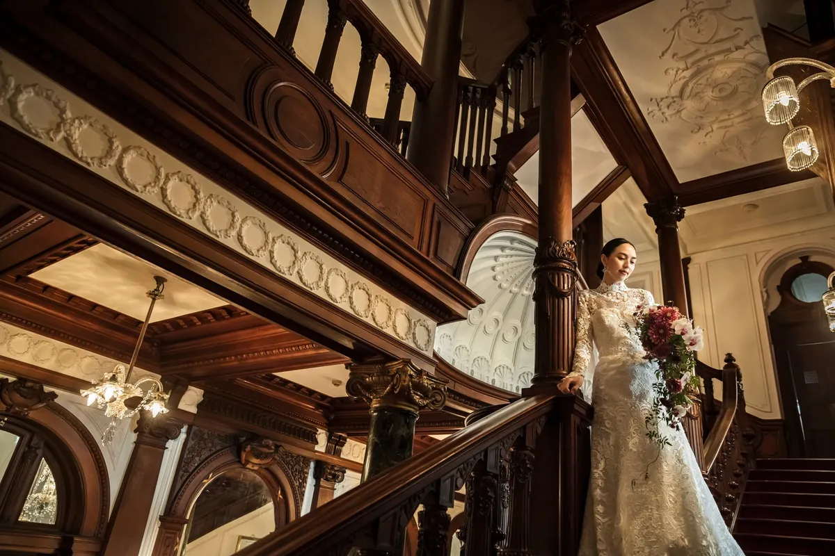 重厚な木造階段での撮影シーン