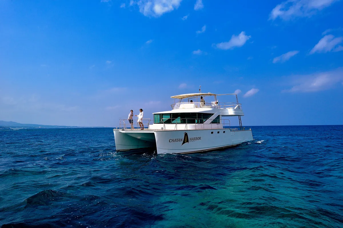 青い海を航行する白いカタマランヨット