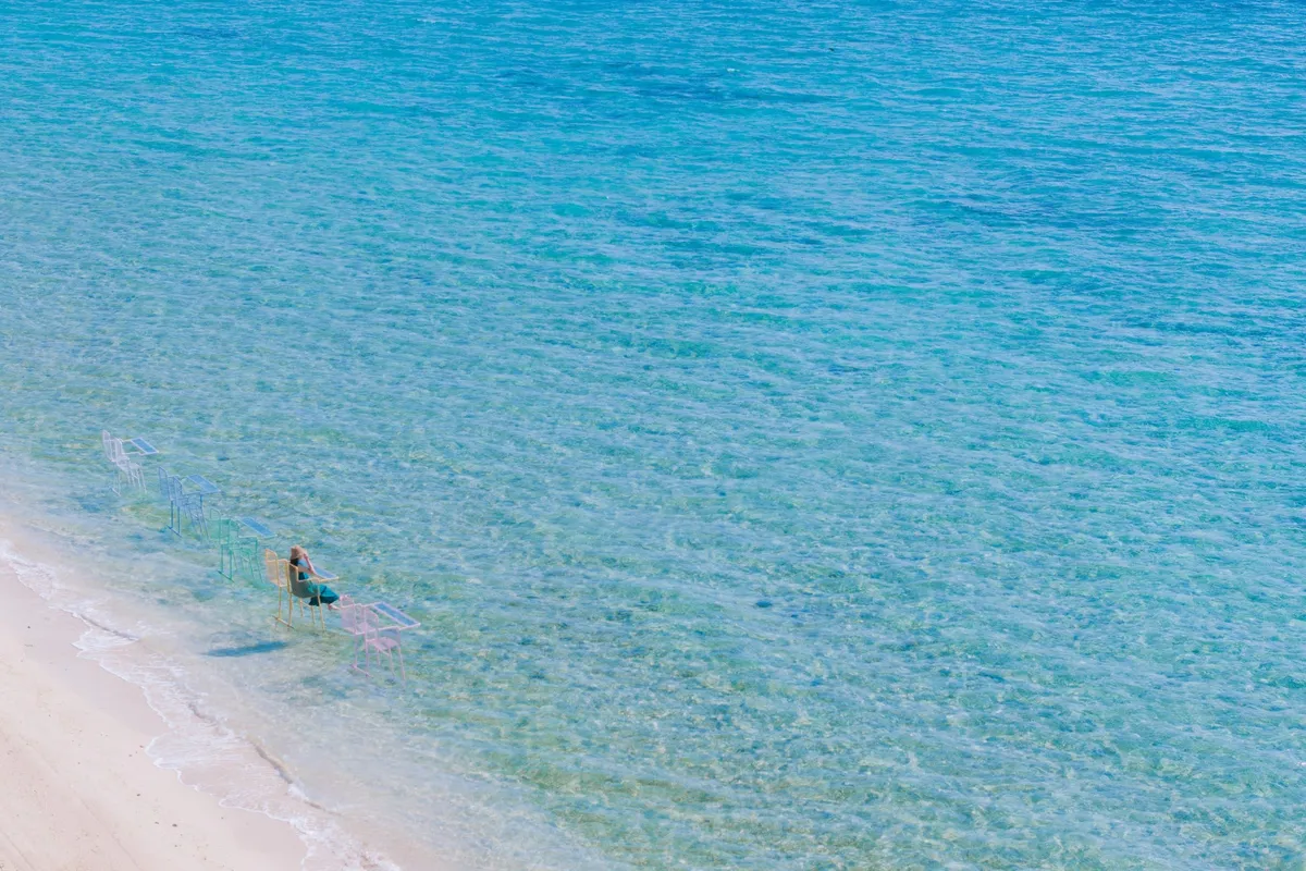 碧い海に設置されたカラフルな海上カウンター席