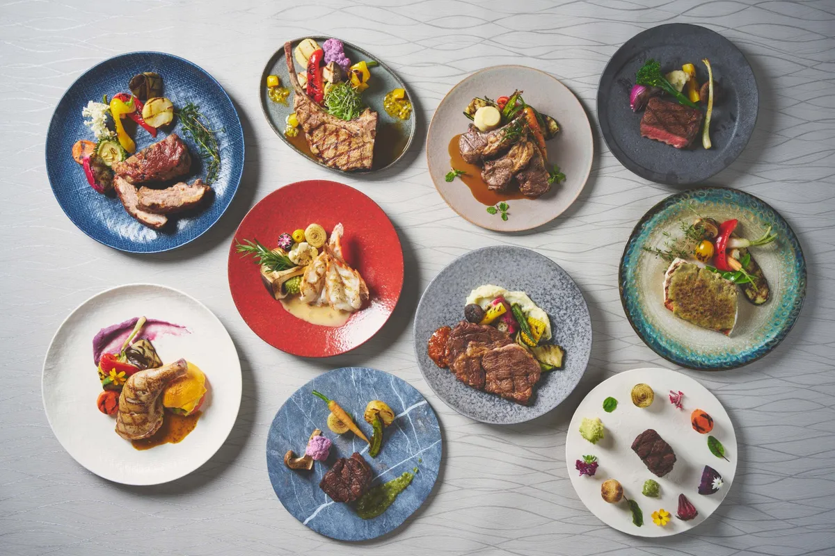 10種類のメイン料理が並ぶ豪華なテーブル風景