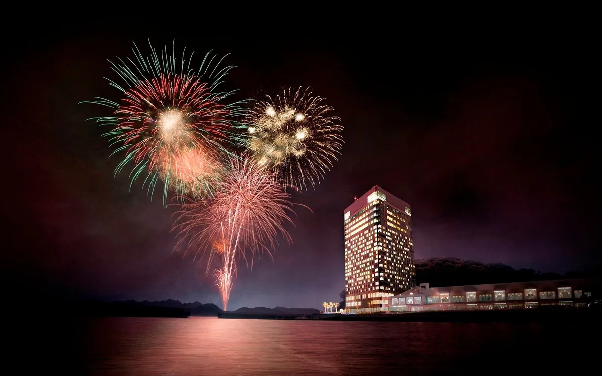 グランドプリンスホテル広島の目の前に上がる大きな打ち上げ花火