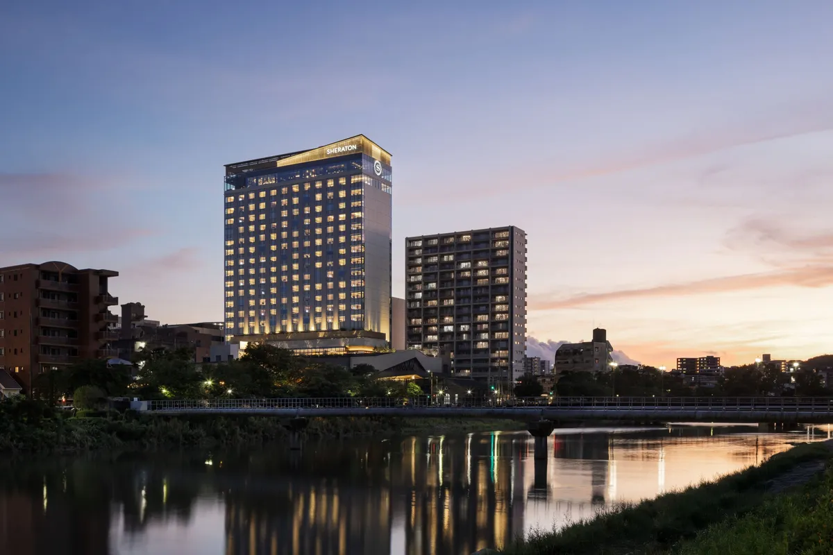 夕闇に輝くシェラトン鹿児島の外観