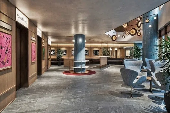 モダンで洗練されたグレー基調のロビーラウンジ