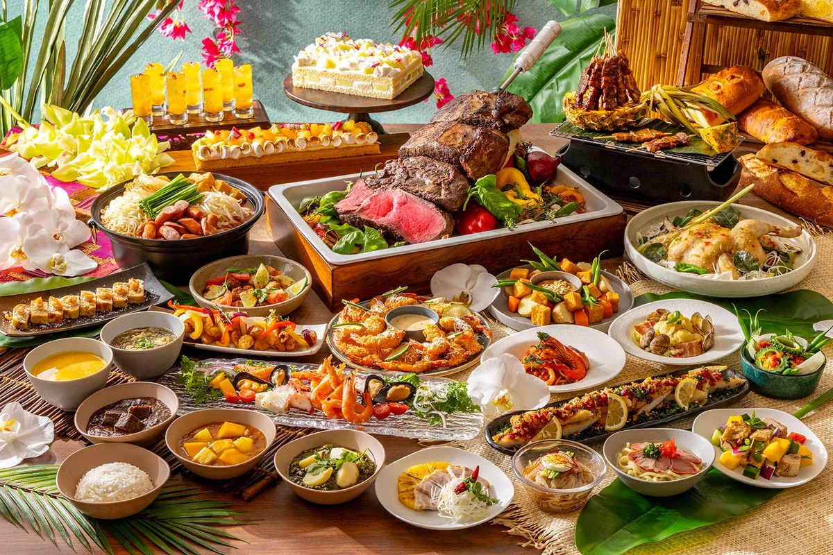 彩り豊かな南国料理が並ぶビュッフェボード