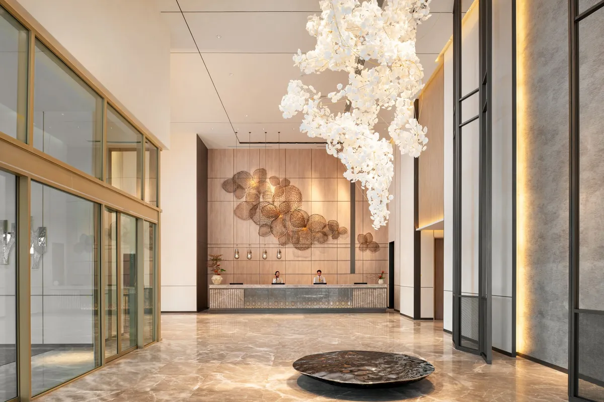 吹き抜けが開放的なグランドニッコーのロビー