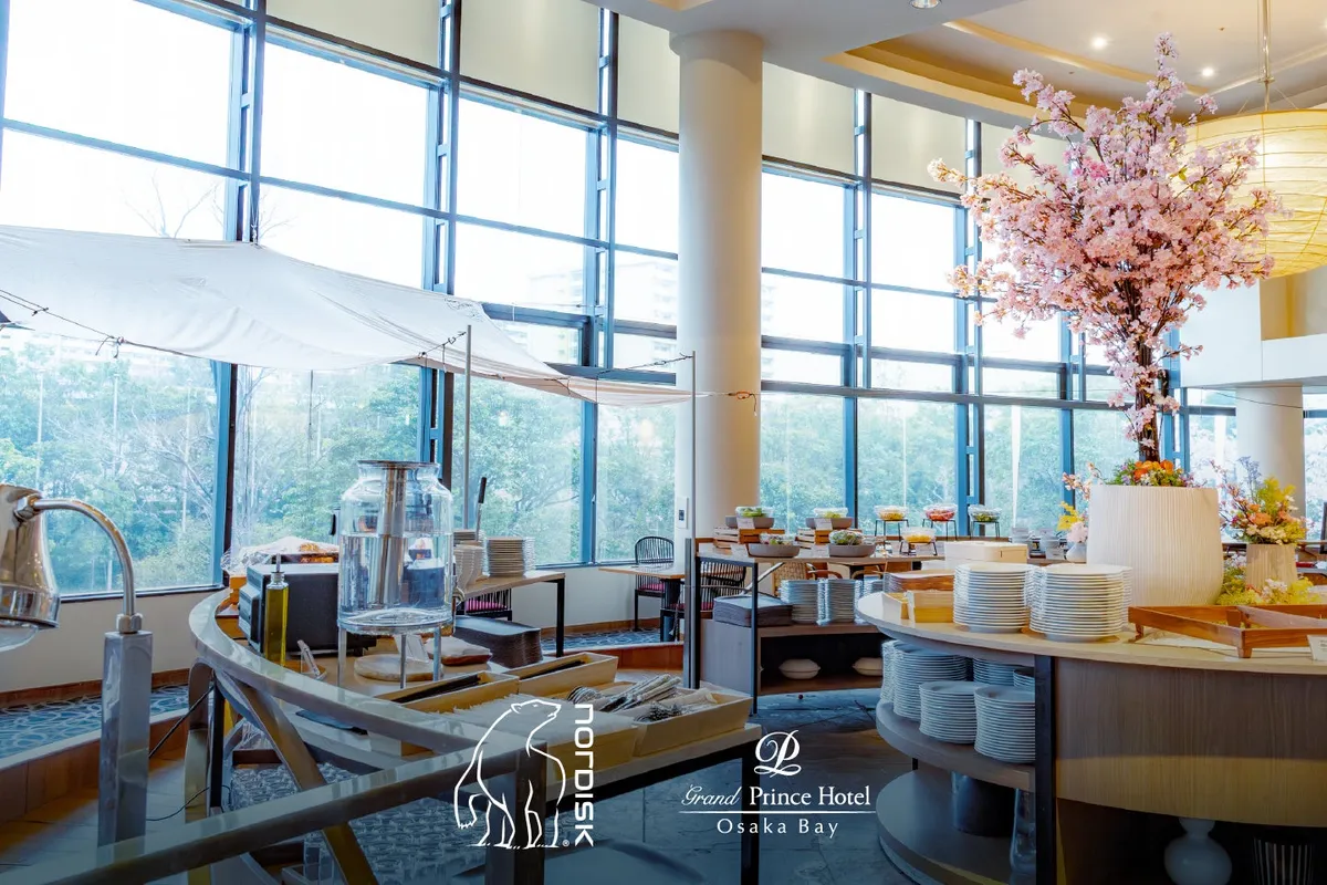 桜の装飾とノルディスクのタープが調和する開放的なブッフェ会場