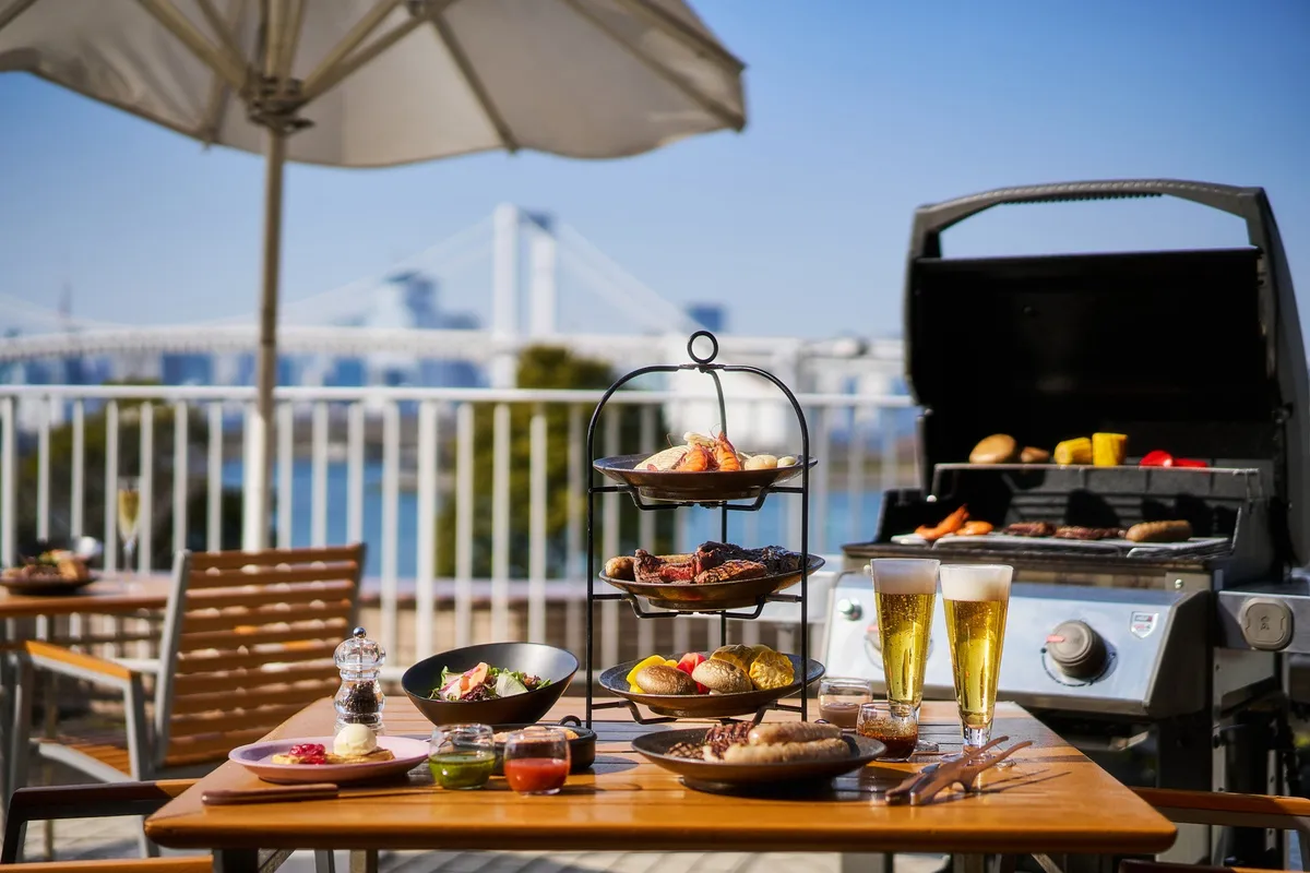 レインボーブリッジを正面に望む開放的なテラス席の様子