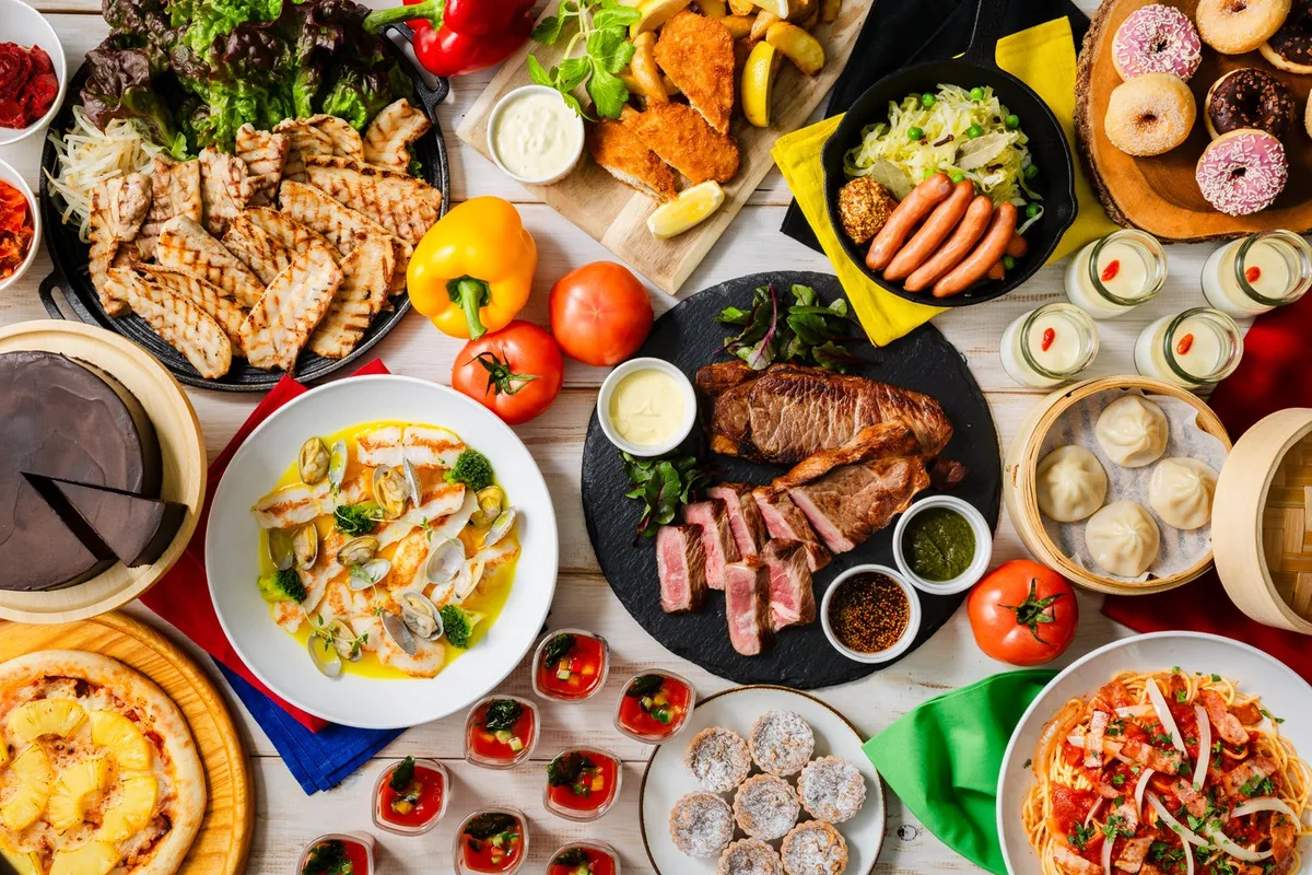 世界19か国の料理が並ぶビュッフェの様子