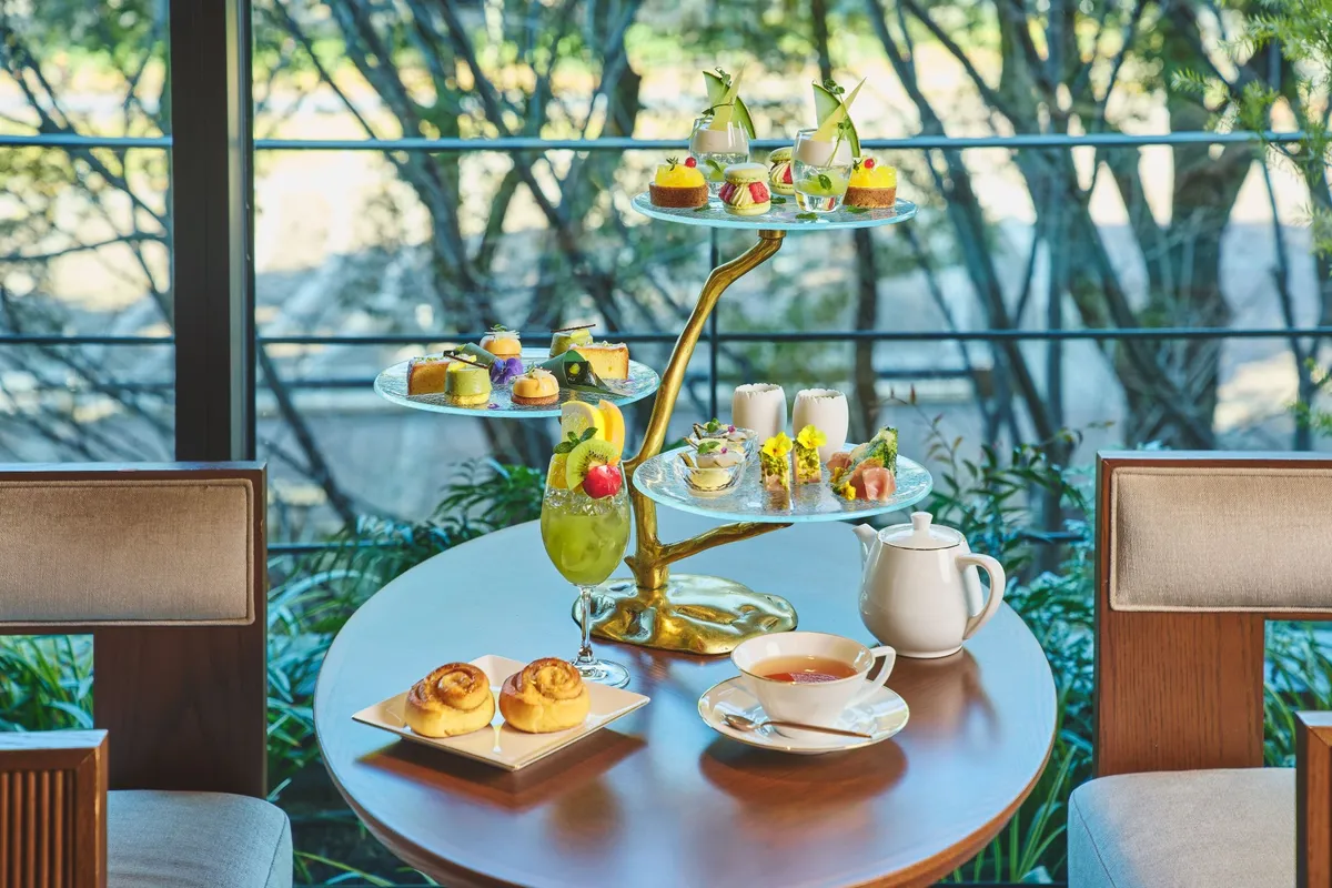 久屋大通公園の緑を背景にしたアフタヌーンティーセット