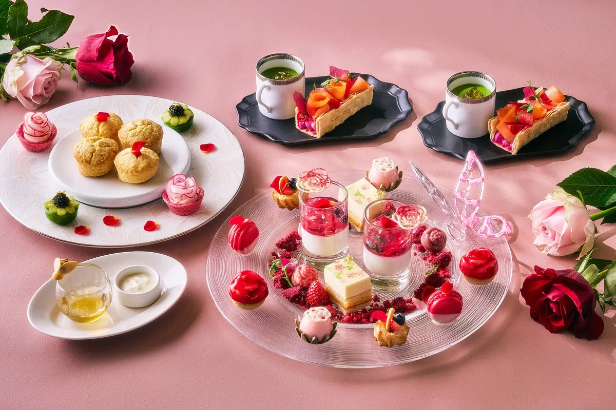 バラが彩る華やかなアフタヌーンティーの全景