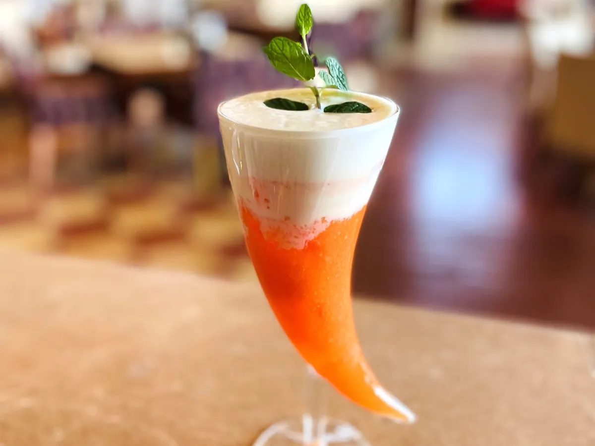 春にんじんの鮮やかな色合いが映えるオリジナルドリンク
