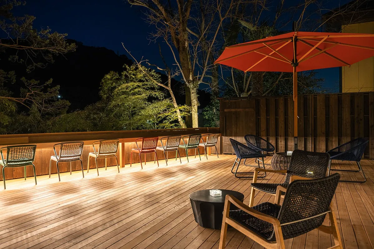 夜のライトアップが美しいテラス