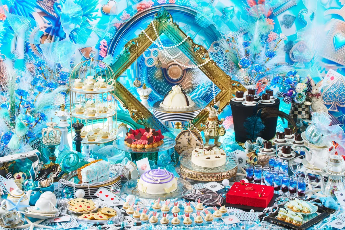 幻想的な海底のアリスの世界を表現したビュッフェ台