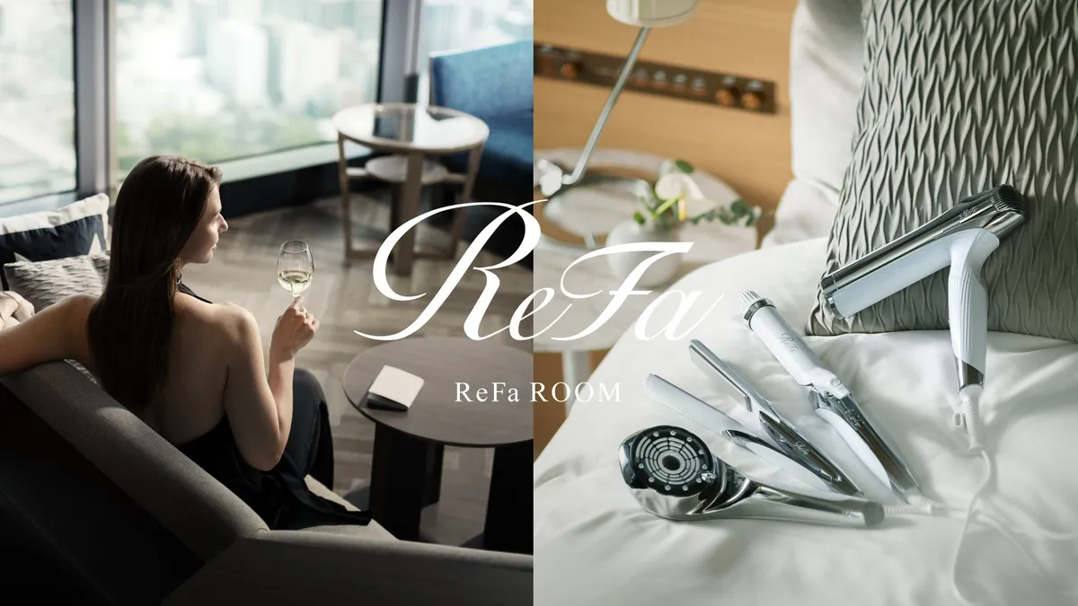 ホテル客室でリラックスしながらReFa製品を体験する様子