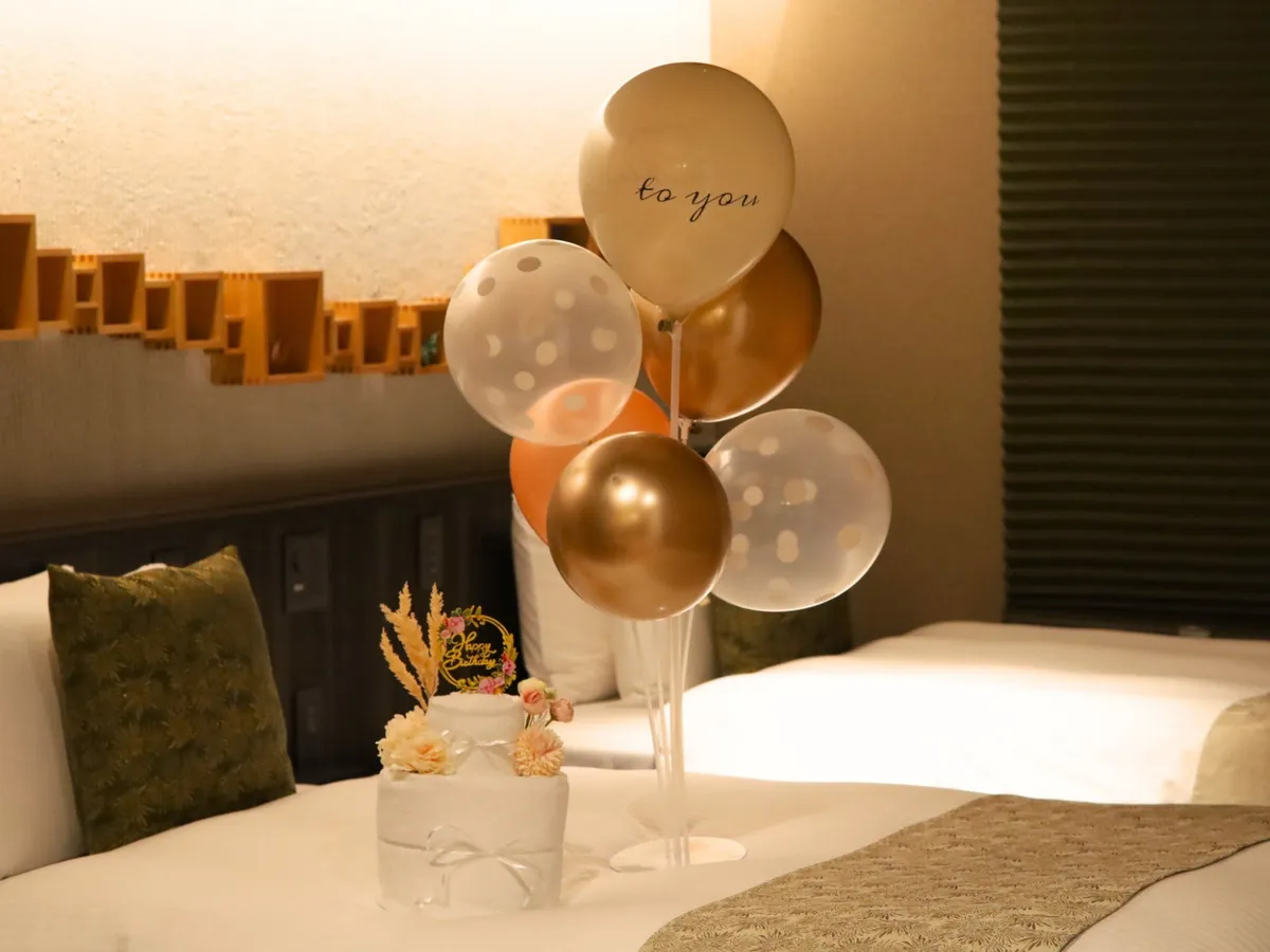 客室に用意されたバルーンとタオルケーキの記念日装飾