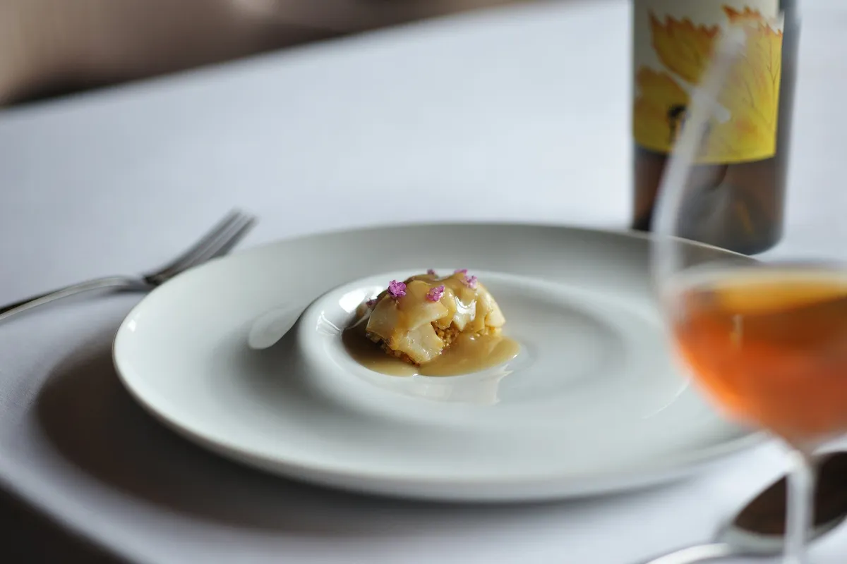 郷土料理を昇華させた温前菜とワイン