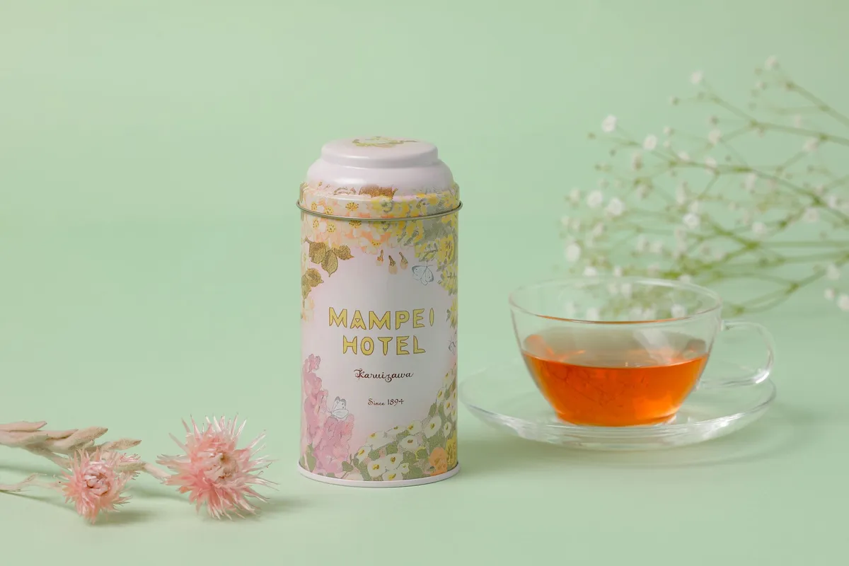 春の花々が描かれた「春霞」の茶缶とハーブティー