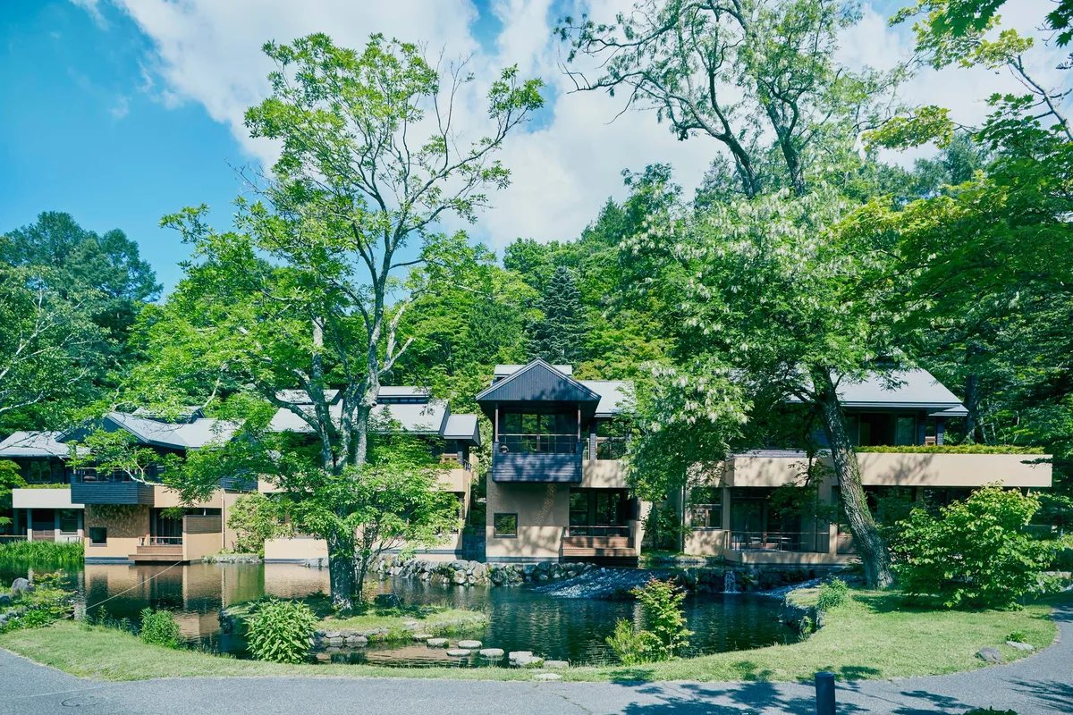 水辺に佇む星のや軽井沢の建築美