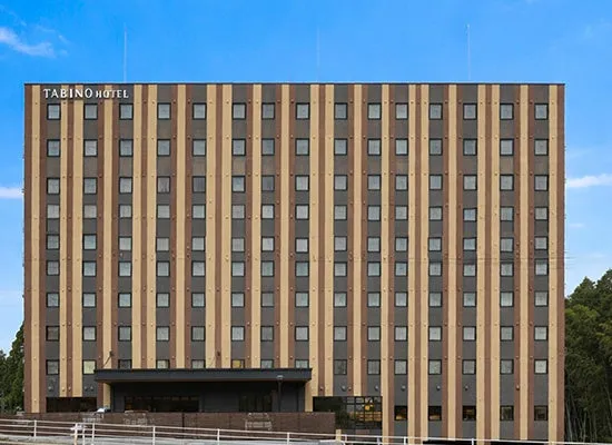 ストライプ柄が印象的なホテル外観