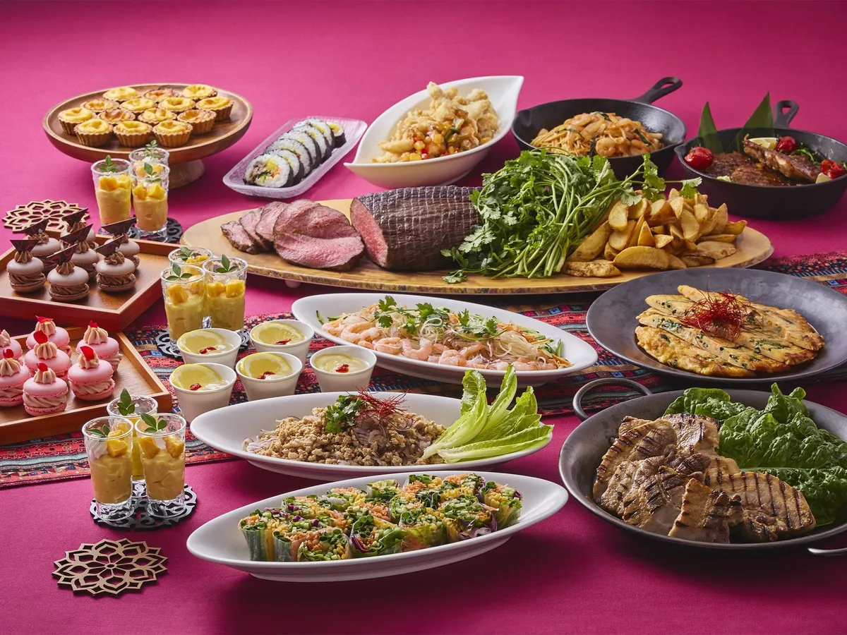 色鮮やかなアジア料理が並ぶブッフェテーブルの様子