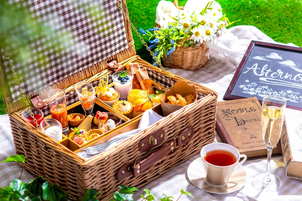 ピクニックバスケットに詰め合わされたスイーツとセイボリー