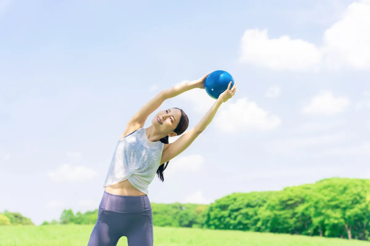初夏のガーデンでバランスボールヨガを楽しむ様子