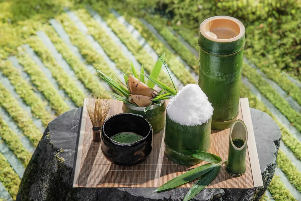 竹筒に盛られたかき氷と抹茶、若鮎の和菓子を添えて