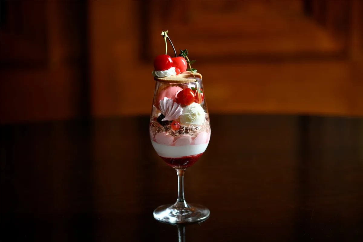 シックで上品な見た目のさくらんぼパフェ