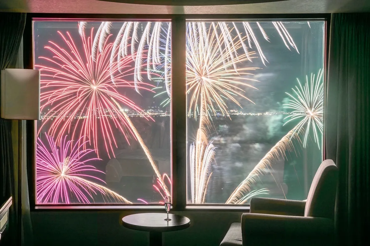 客室の大きな窓から眺める鮮やかな花火