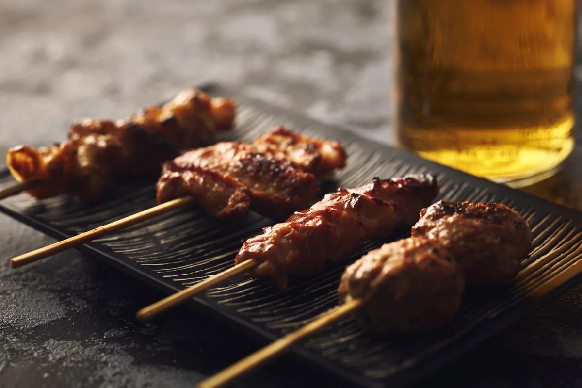 炭火で香ばしく焼き上げられた4種の焼き鳥とビールのペアリング