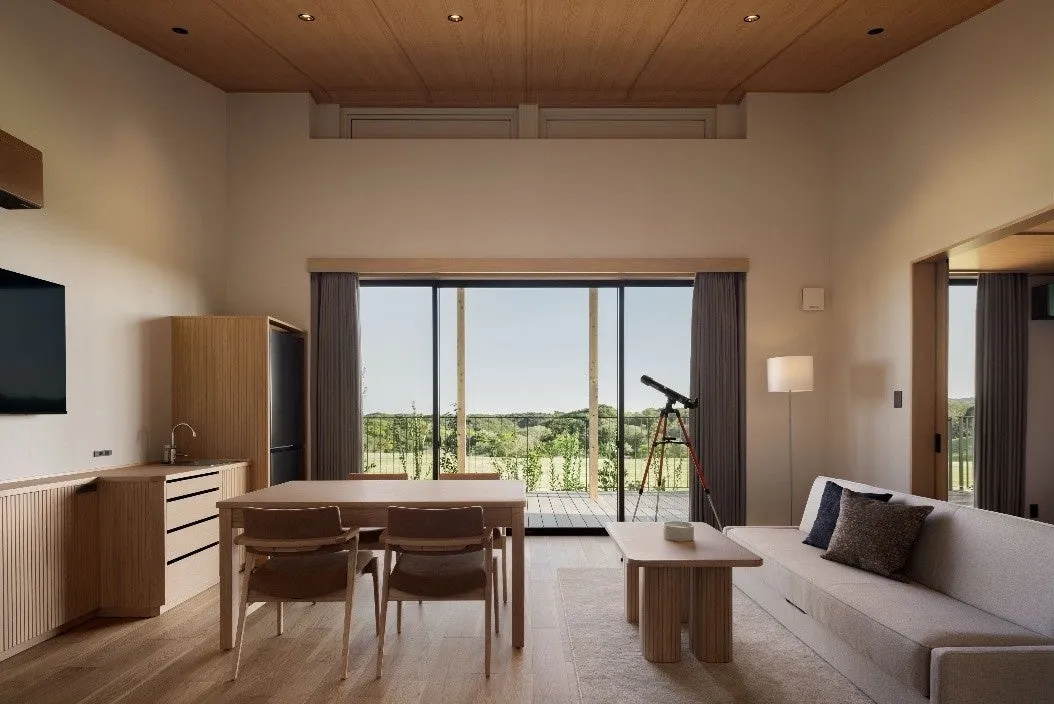 天体望遠鏡を備えた開放的なヴィラのリビング