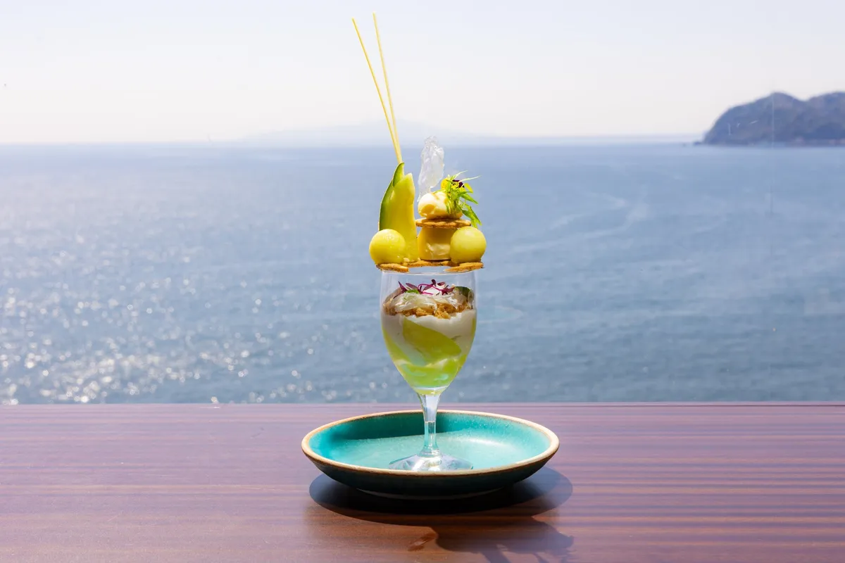 相模灘の絶景をバックに輝く静岡県産マスクメロンのパフェ