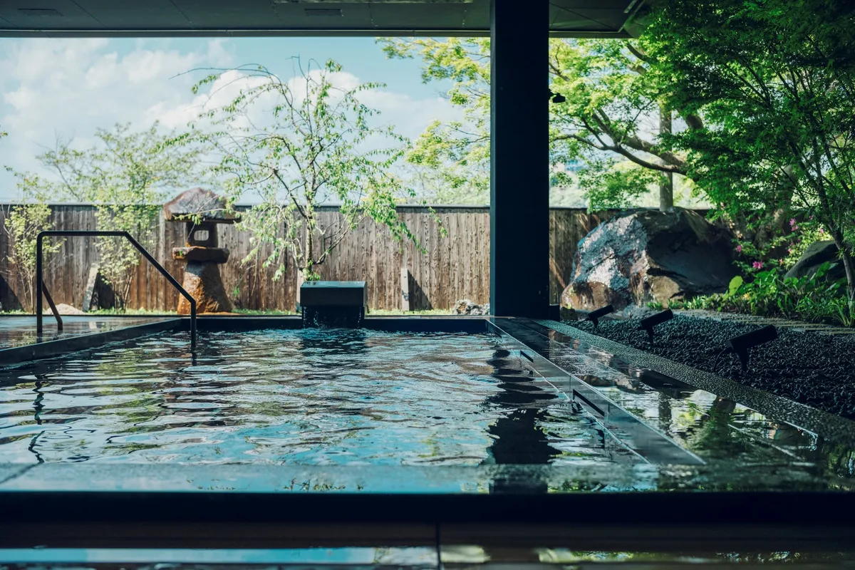 開放感あふれる星野リゾート「界」の露天風呂