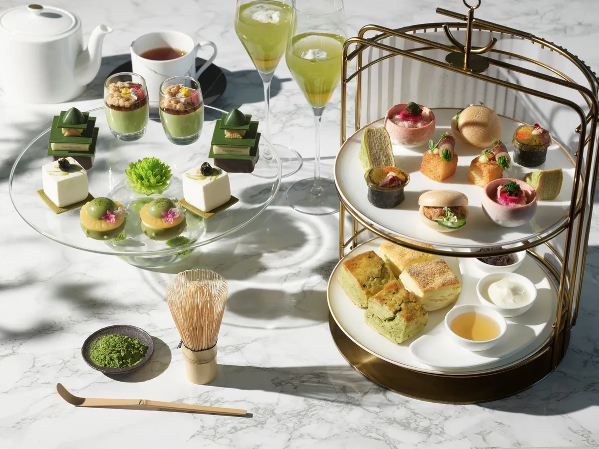 抹茶薫る和のアフタヌーンティーの全景。新緑を思わせる鮮やかな緑が美しい構成です。