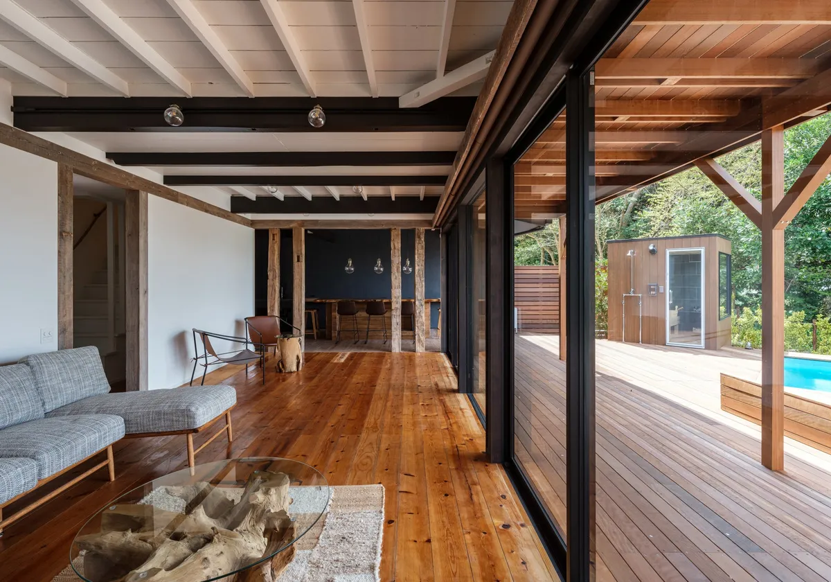 木の温もりを感じる開放的なリビングから屋外テラスを望む風景