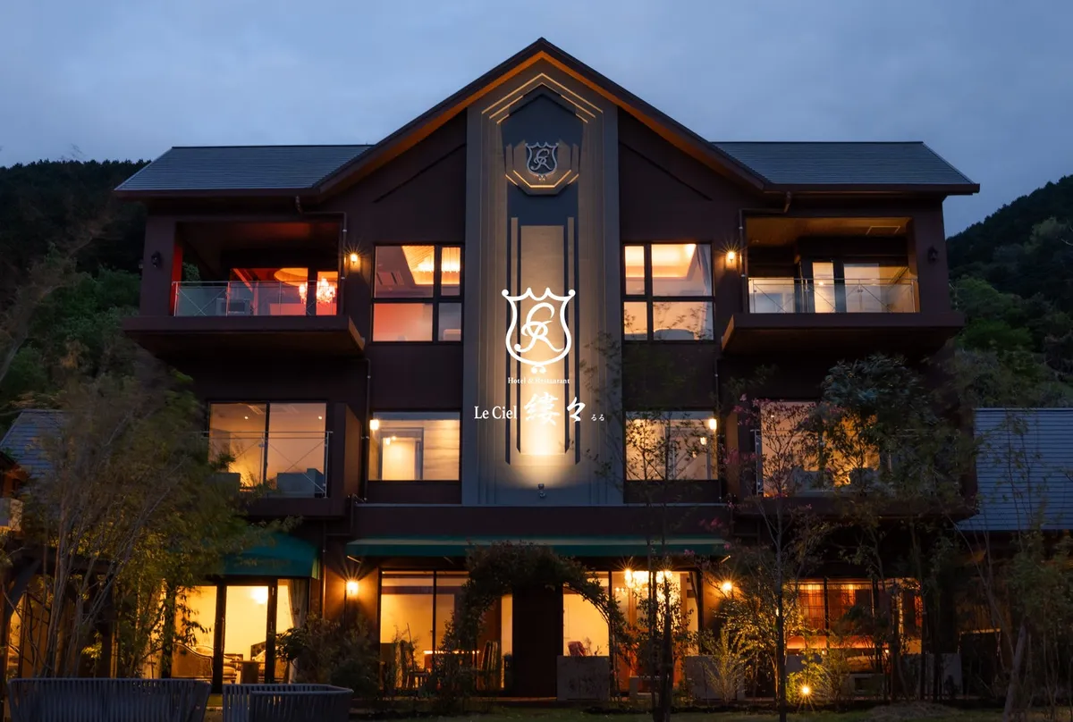 夕闇に美しく浮かび上がるLe ciel 縷々の外観