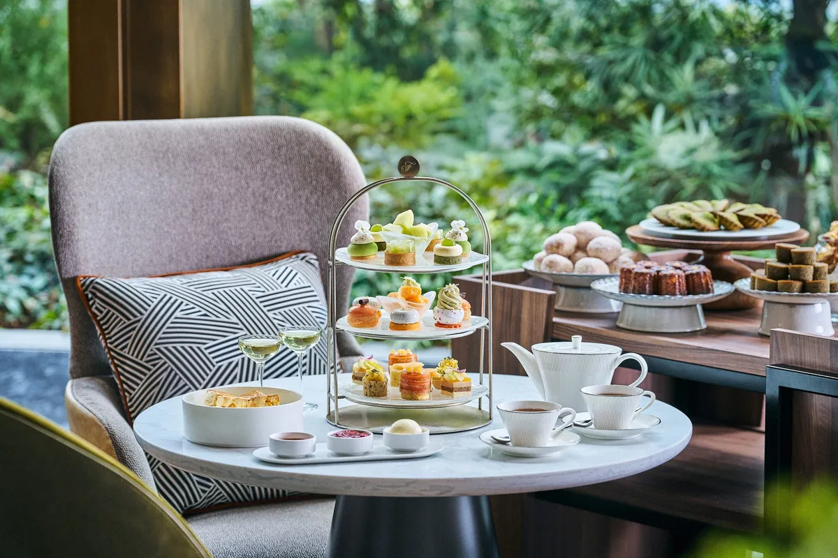 3段スタンドに盛られたメロンと日本茶のフレンチアフタヌーンティー