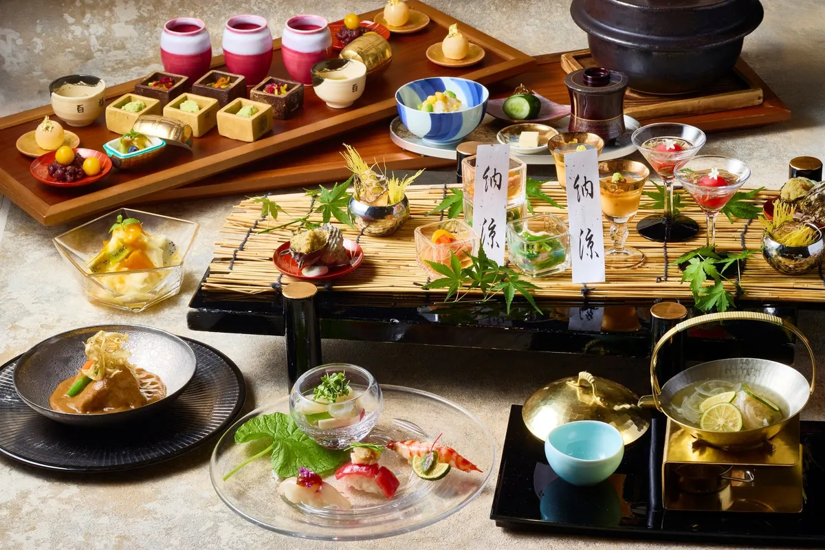 旬の食材が並ぶ豪華な会席料理の全景