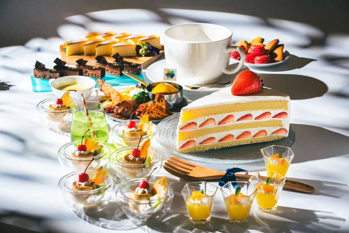 巨大なスイーツとカトラリーが並ぶブッフェテーブル