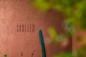 全室4Kプロジェクター完備！大阪・桜川に「砂の映画館」がコンセプトのホテル「SABLIER」誕生