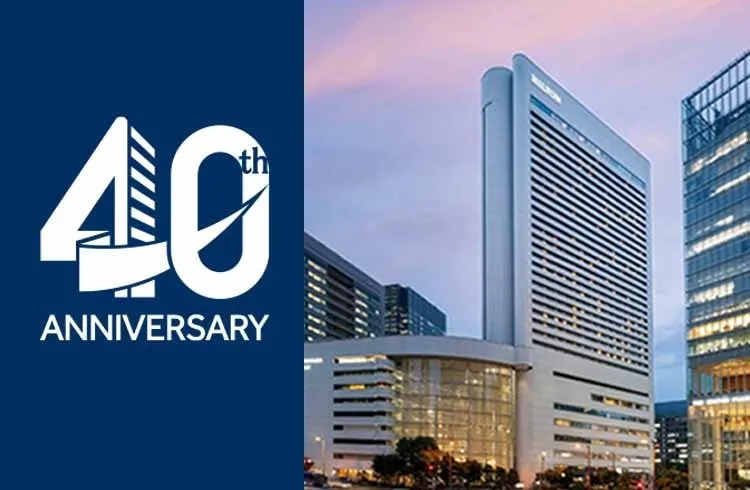 夕闇にそびえるヒルトン大阪の外観と40周年ロゴ