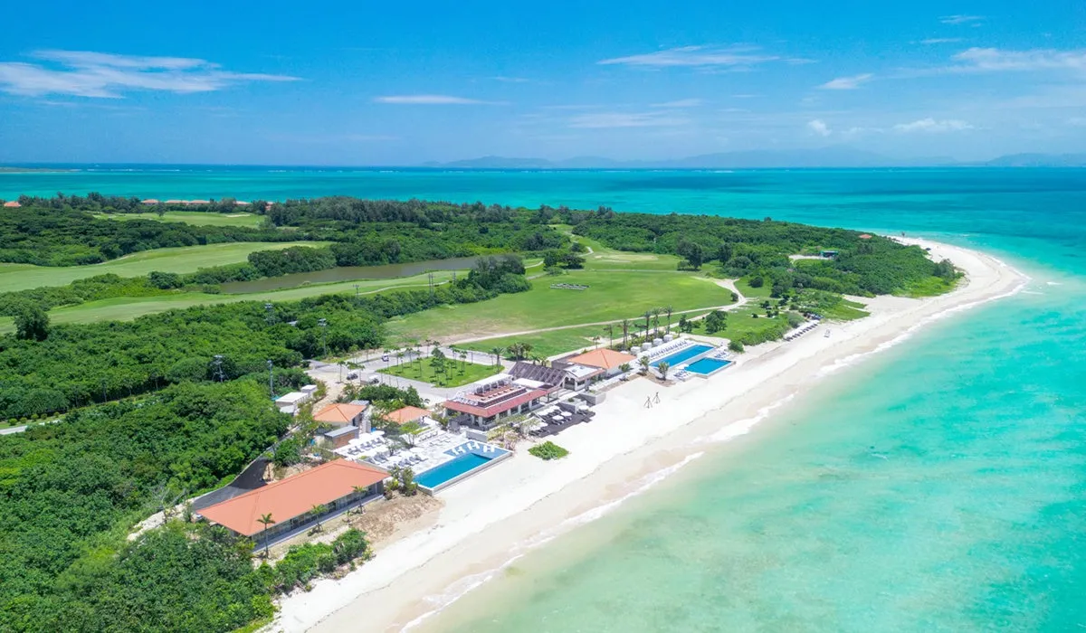 小浜島の美しい海と緑に囲まれたはいむるぶしの広大な敷地を捉えた全景画像